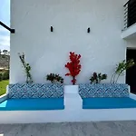 S-cape Hotel *