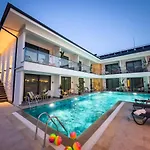 S-cape Hotel