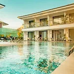 S-cape Hotel *