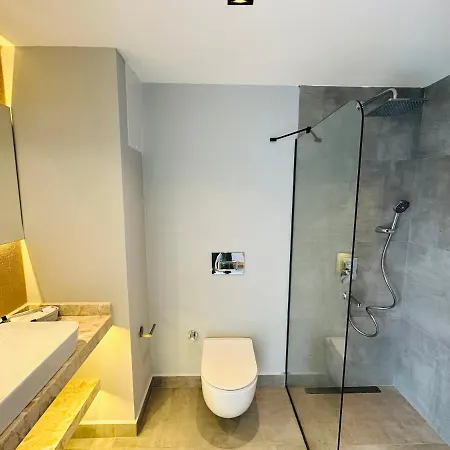 S-cape Hotel *